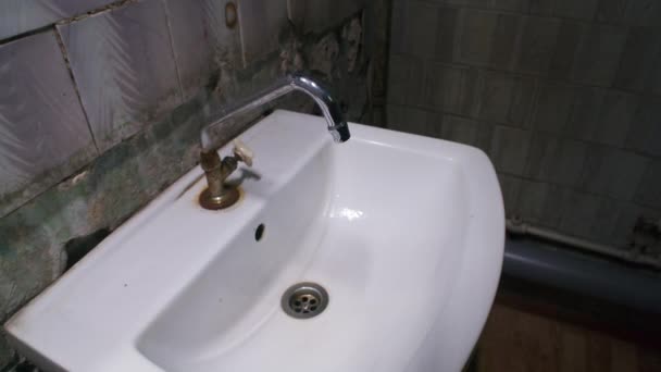 Disparo en cámara lenta de gotas de agua del grifo en el baño pobre — Vídeos de Stock