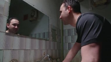 Adamın yüzünü yıkadığı yavaş çekim görüntüleri.