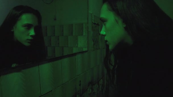 Tiro de color verde de la cara de lavado de mujer joven — Vídeos de Stock
