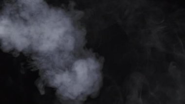 Yavaş hareket eden beyaz bulutlu sigara dumanı