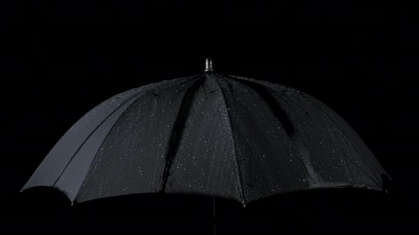 Movimento lento di ombrello nero e gocce d'acqua — Video Stock