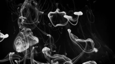 Suda çözünen beyaz dumanlı bulutlar.