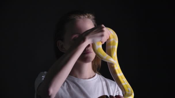 Медленное видео женщины с альбиносом-питоном, ползающей по голове — стоковое видео