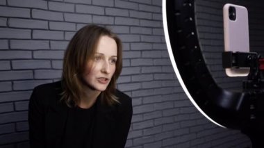 Blogcu kadın akıllı telefonla hikaye çekiyor