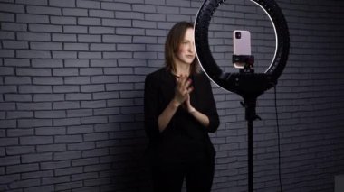Blog 'u için takipçilerle konuşan kız videosu