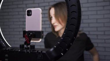 Blogcu kadının blogu için hikaye anlatması
