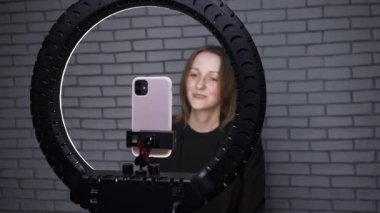 Blogcu kadının arkadaşı ile birlikte blogu için çekim yaptığı video.