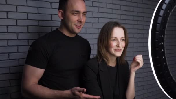 Video di coppia blogger con smartphone su sfondo muro di mattoni — Video Stock