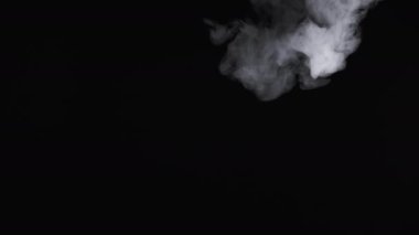Yavaş çekim beyaz bulutlu e-sigara dumanı