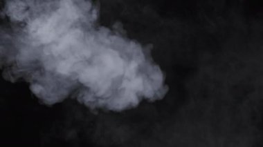 Yavaş çekim beyaz bulutlu sigara dumanı