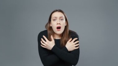 Siyah tişörtlü korkmuş kızın videosu.