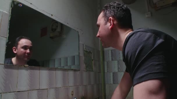 Langzame beweging van het gezicht van de man wassen — Stockvideo