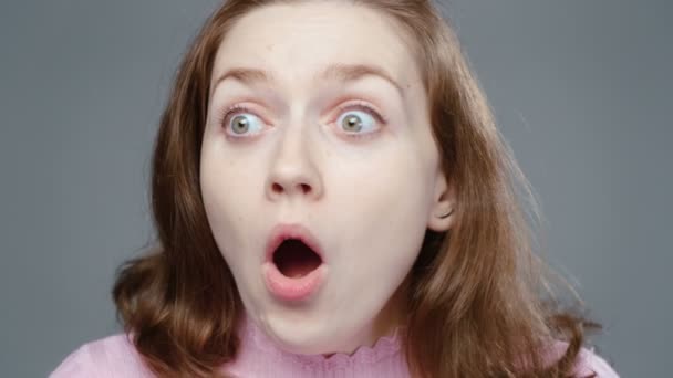 Video de mujer sorprendida en cuello alto rosa, retrato — Vídeos de Stock