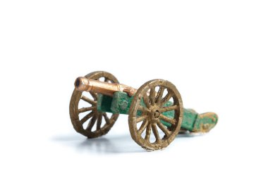 Beyaz arkaplanda el yapımı teneke top