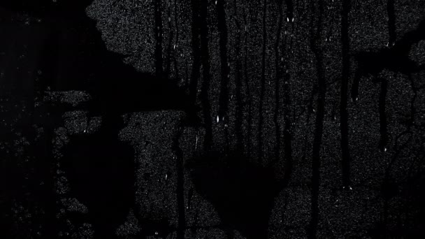 Siyah arkaplanda damlaların yavaş hareketi — Stok video