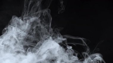 Yavaş çekim video beyaz bulutlu e-sigara dumanı