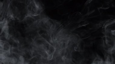 Beyaz bulutlu sigara dumanının yavaş çekim videosu