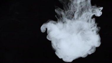 Yavaş çekim beyaz bulutlu sigara dumanı
