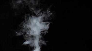 Dumanlı e-sigara dumanının yavaş çekim videosu