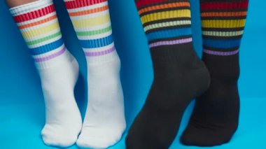 Gökkuşağı rengi ve alegorili siyah beyaz çorapların görüntülerini kavra