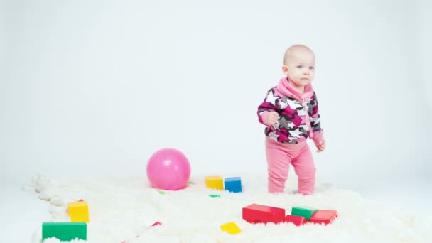 1岁女孩站在玩具中间的录像 — 图库视频影像