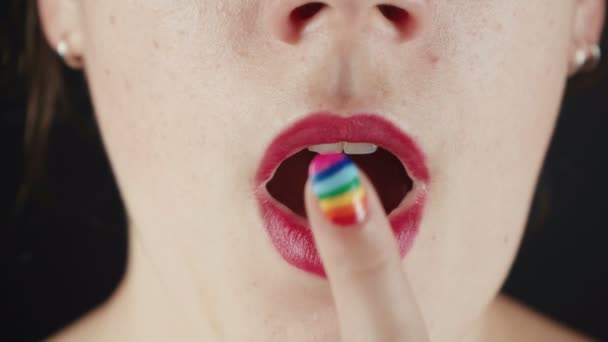 Filmación de chica con manicura arco iris mostrando gesto tranquilo — Vídeo de stock