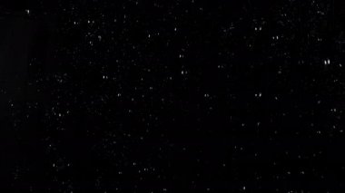 Siyah arkaplandaki damlaların yavaş çekim görüntüleri