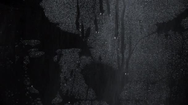 黒い背景に水滴のスローモーション映像 — ストック動画