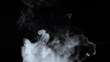 Yavaş hareket eden beyaz bulutlu e-sigara dumanı