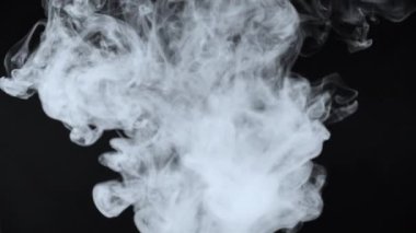 Yavaş hareket eden beyaz bulutlu sigara dumanı