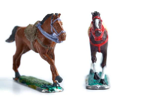 Ručně vyrobené figurky cínového koně na bílém pozadí — Stock fotografie