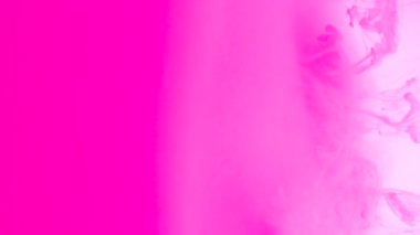 Pembe mürekkep suda akıyor.