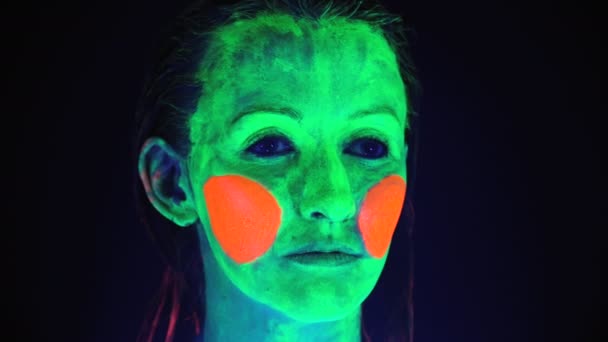 Video von Frau mit beängstigend gemaltem Gesicht in UV-Licht — Stockvideo