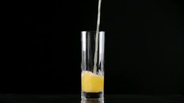 Bir bardağa portakal suyu dökerken yavaş çekim videosu