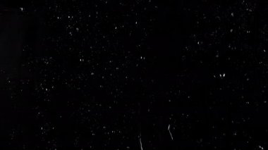 Cam siyah arkaplanda damlaların yavaş çekim videosu