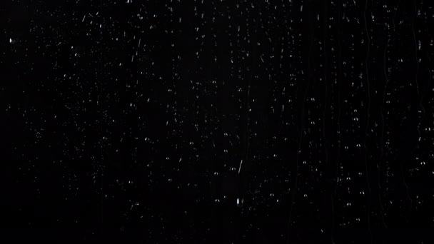 Powolny film z kroplami wody na szklanym czarnym tle — Wideo stockowe