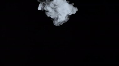 Yavaş çekim beyaz bulutlu duman e-sigara buharı