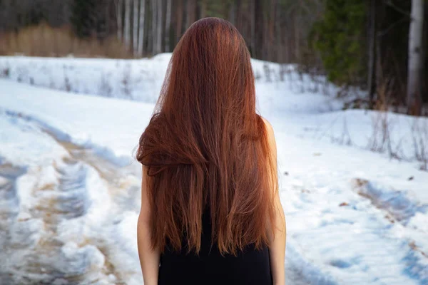 Foto di una ragazza nascosta sotto i capelli tra la neve — Foto Stock