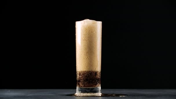 Grabación en cámara lenta de limonada en un vaso sobre fondo negro — Vídeos de Stock