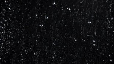 Siyah camlara düşen 4k 'lık su videosu