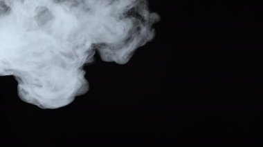 Beyaz bulutlu e-sigara dumanının yavaş çekim görüntüleri