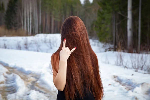 Foto di una ragazza faccia nascosta sotto i capelli e mostrando gesto di capra — Foto Stock