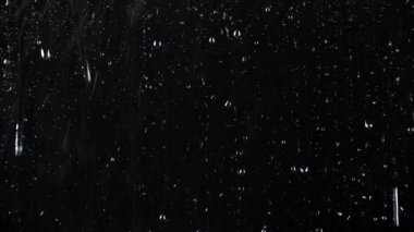 Siyah cam arka planda 4k damla videosu