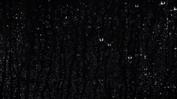 4k vídeo de gotas de água no preto — Vídeo de Stock