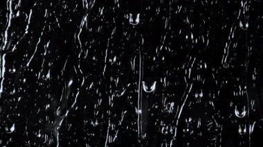 Siyah cam zemin üzerindeki damlaların yavaş çekim görüntüleri