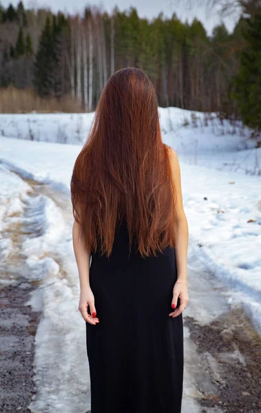 Imagen de una chica escondida bajo el pelo entre la nieve — Foto de Stock