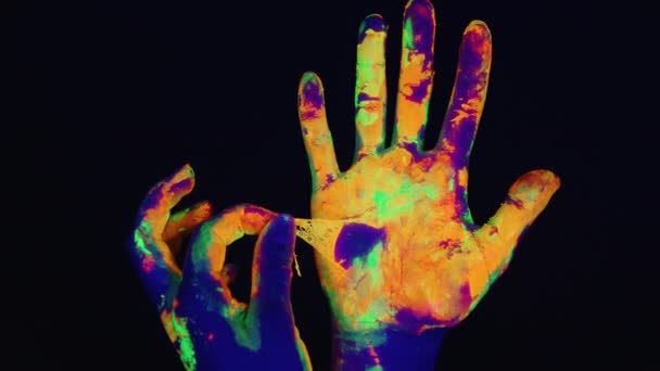 Videó a festék letépéséről a kézről, horror jelenet — Stock videók
