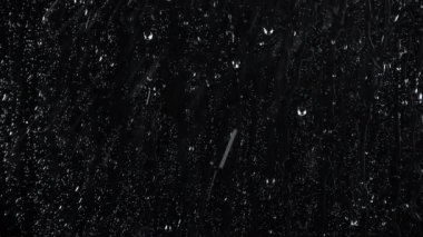 Siyah arkaplanda su damlalarının 4k videosu