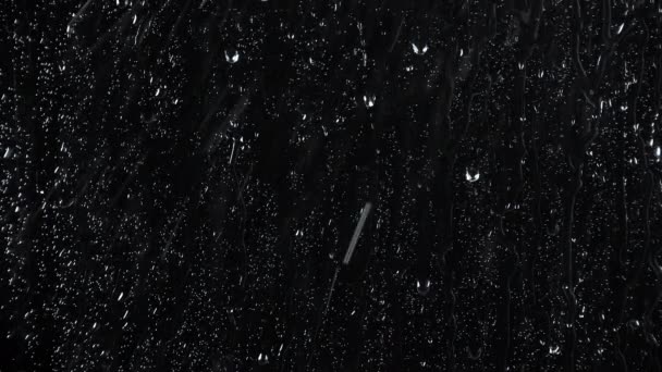 4k vídeo de gotas de agua sobre fondo negro — Vídeo de stock