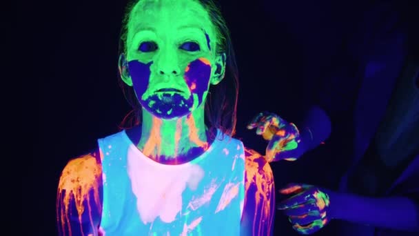 Video vom Abreißen der Farbe vom Körper im UV-Licht — Stockvideo